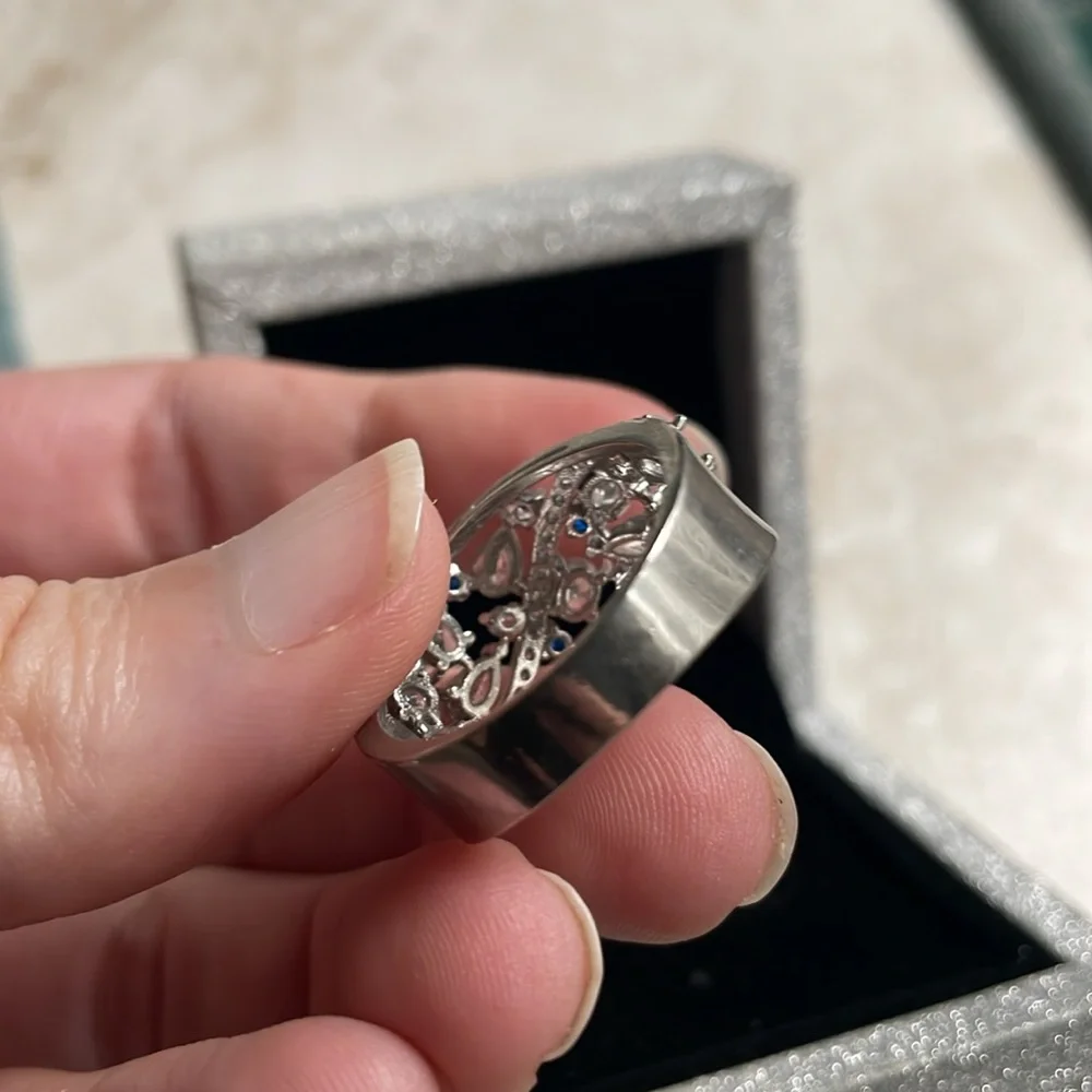 Elegant Silver and Blue Gemstone Ring - Picture 8 of 17